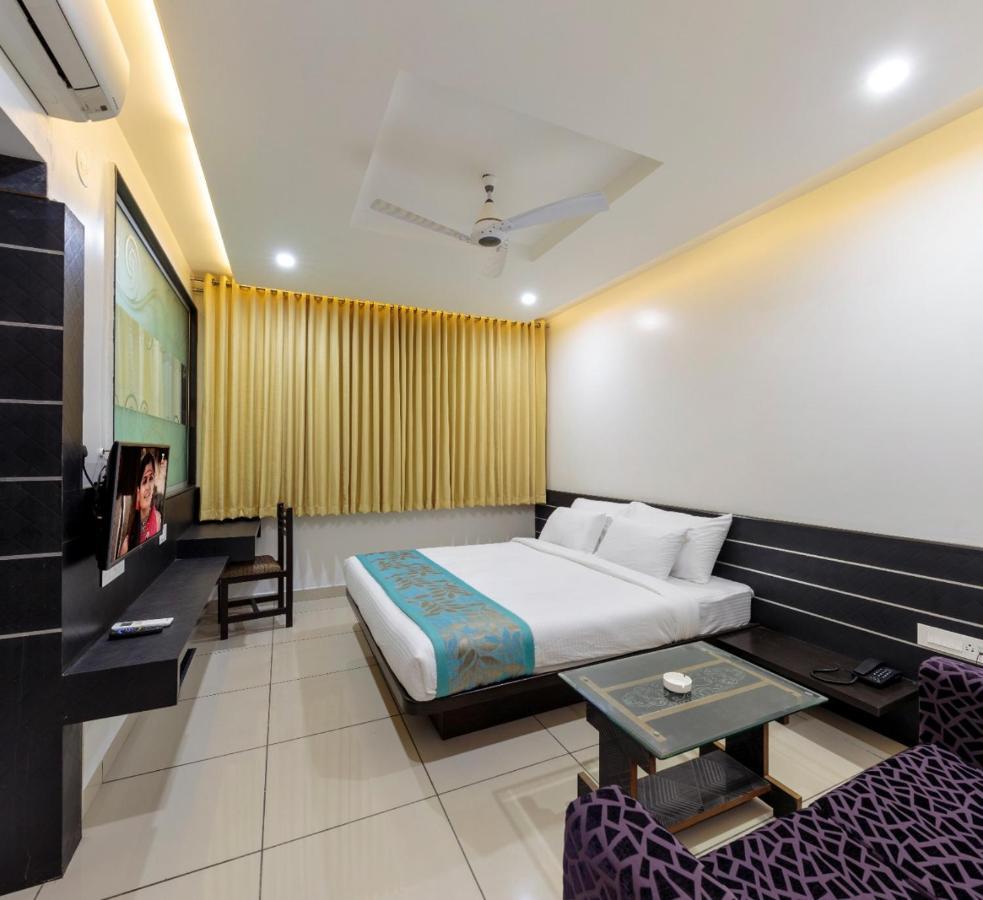 Hotel Radiant Колхапур Екстер'єр фото